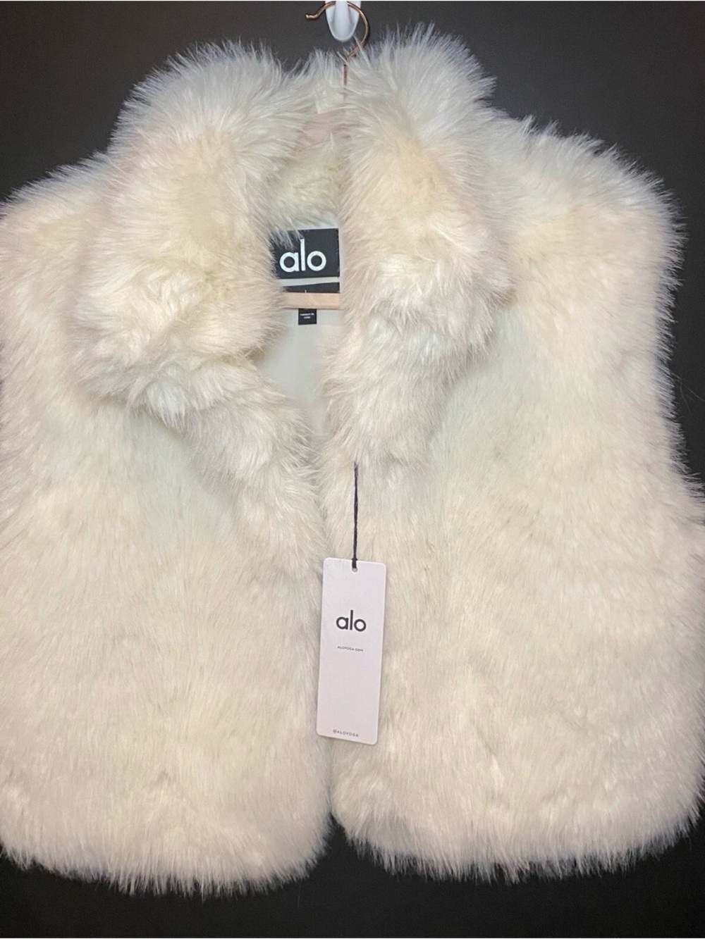 NWT ALO Yoga Cream Opulent Faux Fur Cropped Vest Plush Collar Sleeveless Layer